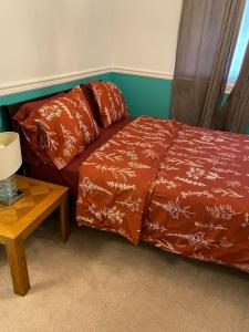 Sala de estar con cama y mesa en Sandy Hill Retreat - 3 Bedroom + Den, 2 Bath House with Fitness Equipment en Abbotsford