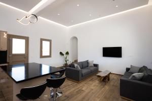 Televízia a/alebo spoločenská miestnosť v ubytovaní Maistros Apartments Mykonos