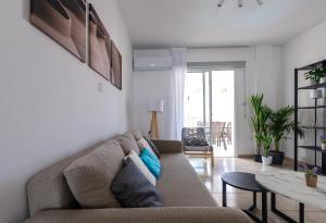 een woonkamer met een bank en een tafel bij Beautiful 2 bed apartment in Paphos Cyprus in Paphos City
