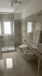 A bathroom at Santa Lucia Affittacamere Még 37 kép
