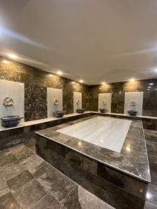 a large bathroom with a large bath tub at SİVAS AZZE PALACE OTEL in Sivas