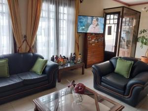 uma sala de estar com dois sofás e uma mesa de centro em Paola Hostal em Sucre