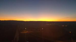 - une vue sur le coucher de soleil d'une ville avec le ciel dans l'établissement Les Bulles du Guiers, à Saint-Genix-sur-Guiers