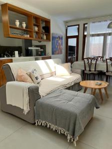 ein Wohnzimmer mit einem Sofa und einem Tisch in der Unterkunft Casa Las Margaritas in Mar del Plata