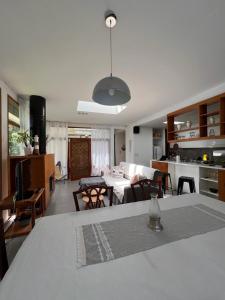 eine Küche und ein Wohnzimmer mit einem Tisch und einem Esszimmer in der Unterkunft Casa Las Margaritas in Mar del Plata