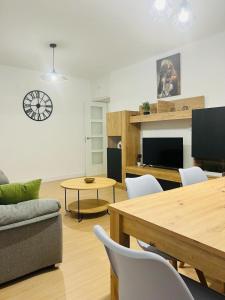 a living room with a couch and a table at VuT El Refugio de Santiago in Ávila