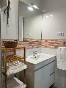 W łazience znajduje się umywalka i lustro. w obiekcie VuT El Refugio de Santiago w mieście Avila