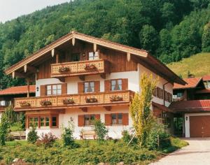 ein großes Gebäude mit Balkon darüber in der Unterkunft Ferienwohnung Klöpping in Ruhpolding