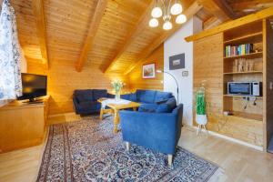 ein Wohnzimmer mit einem blauen Sofa und einem Tisch in der Unterkunft Ferienwohnung Klöpping in Ruhpolding
