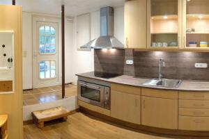 uma cozinha com um lavatório e um fogão em NiBo Hof - Ruhig und verkehrsgünstig em Goch