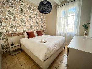 sypialnia z dużym łóżkiem ze ścianą w obiekcie La maison des Cordeliers w mieście Loches