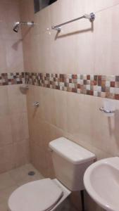 un baño con inodoro y lavabo en B&B Grand Royal Inn, en Barranquilla