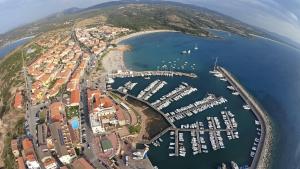 una vista aérea de un puerto con barcos en el agua en Borgo Spiaggia Vista Mare, en Isola Rossa