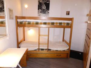 a bunk bed in a small room with a table at Résidence Le Brulaz - Studio pour 5 Personnes 50 in Les Contamines-Montjoie