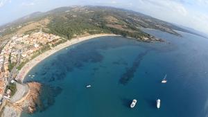 una isla con barcos en un gran cuerpo de agua en Borgo Spiaggia Vista Mare, en Isola Rossa