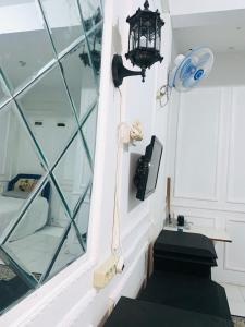 a room with a mirror and a light on the wall at Minamo Homestay Modern Tengah Kota Payakumbuh in Payakumbuh