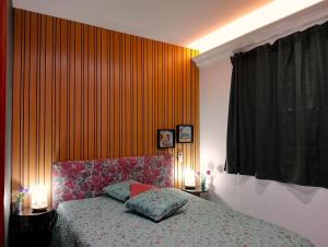 Un dormitorio con una cama con una pared naranja. en Wonder Villa, en Albufeira