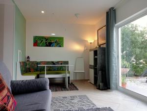 uma sala de estar com um sofá e uma mesa em Wonder Villa em Albufeira