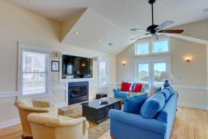 sala de estar con 2 sofás azules y chimenea en 6095 Blessed 4 Min Walk to Beach, en Nags Head