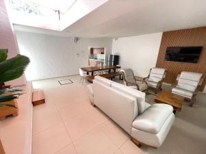 sala de estar con muebles blancos y tragaluz en Casa de descanso cerca al cañon del Güejar, en Granada
