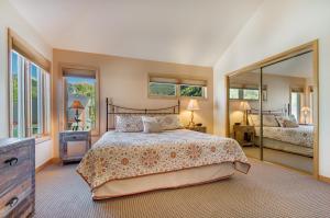 テルライドにあるAmazing View 2 Bed-2 Bath plus Loft Condo at Lulu Cityのベッドと大きな鏡のある寝室 +17枚の写真