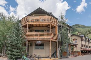 テルライドにあるAmazing View 2 Bed-2 Bath plus Loft Condo at Lulu Cityの木造家屋