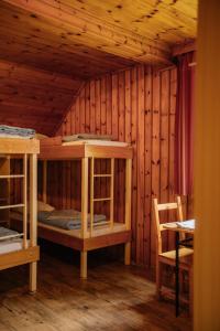 a room with two bunk beds in a cabin at Turistická chata TJ TESLA BRNO in Ostružná