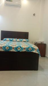 En eller flere senge i et værelse på HOSTAL SALINAS HOUSE