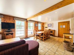 a living room with a couch and a table at Résidence Hameau - Chalets pour 8 Personnes 57 in Flaine