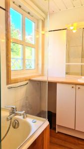 een badkamer met een wastafel en een spiegel bij Résidence Hameau - Chalets pour 8 Personnes 59 in Flaine