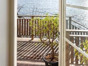En balkong eller terrass på Holiday home FäRENTUNA
