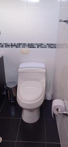 a white toilet in a bathroom with a toilet paper roll at Apartamento con maravillosa vista al río Fonce in San Gil