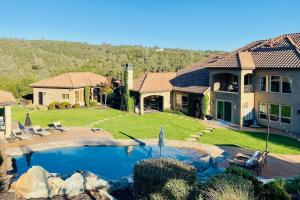 una casa con piscina en el patio en Kaila Estates, en El Dorado Hills