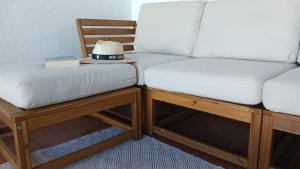 dwa łóżka z kapeluszem siedzącym na nich w obiekcie Casa Mar Azul. w mieście Tinajo