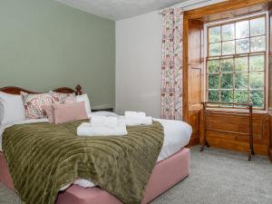 ein Schlafzimmer mit einem Bett mit Handtüchern darauf in der Unterkunft Watermouth Castle, Rhododendron Apartment in Ilfracombe