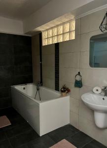 een badkamer met een bad en een wastafel bij The One in Sighişoara