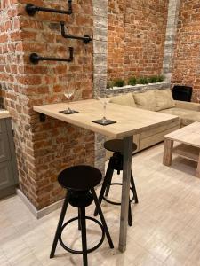 a table with two wine glasses on top of it at Apartament w sercu miasta in Wrocław