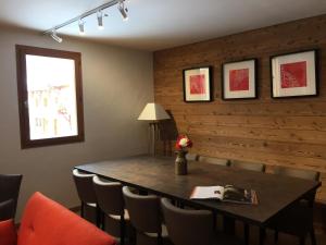 een eetkamer met een tafel en stoelen bij Résidence Les Fermes Du Planet - Chalets pour 12 Personnes 74 in Valloire