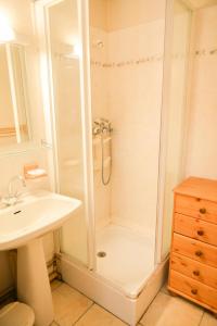 a bathroom with a shower and a sink at Résidence La Demeurance - 3 Pièces pour 6 Personnes 34 in Valloire
