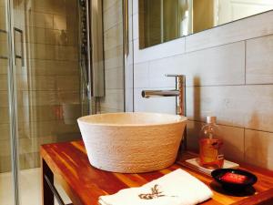 un bagno con lavandino su un tavolo in legno di Loire Valley Medieval Getaway a Rochecorbon Altre 86 foto