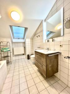 オーバーアウドルフにあるFerienwohnung Brünnsteinblick Kranzhornのバスルーム(洗面台、トイレ付)、窓が備わります。