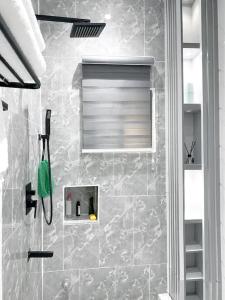 a bathroom with a shower with a window at Luxurious 3Bedroom Apartment with Personal Chef in Maroko