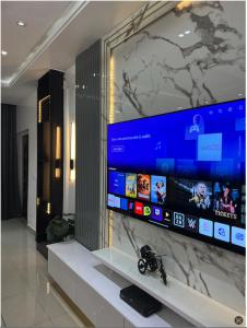 TV at/o entertainment center sa Luxurious 3Bedroom Apartment with Personal Chef