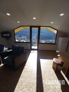 uma sala de estar com vista para a cidade em Green guest house em Dilijan