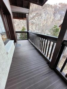 a balcony with a view of the mountains at Résidence Plan Soleil - 2 Pièces pour 4 Personnes 24 in Valloire