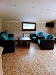 uma sala de estar com dois sofás e uma mesa em Green guest house em Dilijan