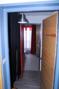 um corredor com uma porta aberta para um quarto em Résidence La Croix Du Sud - Studio pour 4 Personnes 44 em Valloire