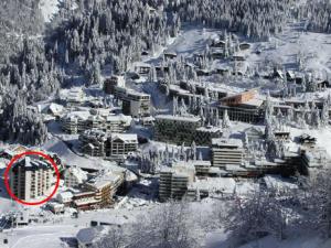 une ville dans la neige avec un cercle rouge dans l'établissement Résidence ISARDS - 2 Pièces pour 8 Personnes 094, à Gourette