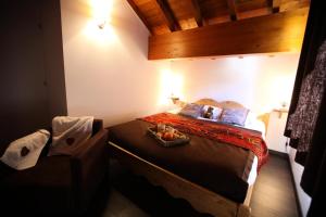 a bedroom with a bed with a wooden head board at Les Chalets D'adrien - Pièces 64 in Valloire