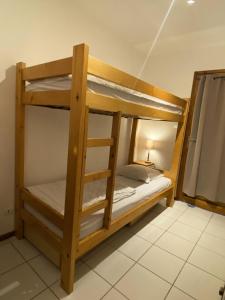 - deux lits superposés dans une chambre dans l'établissement Residence Tigny - 2 Pièces pour 4 Personnes 34, à Valloire